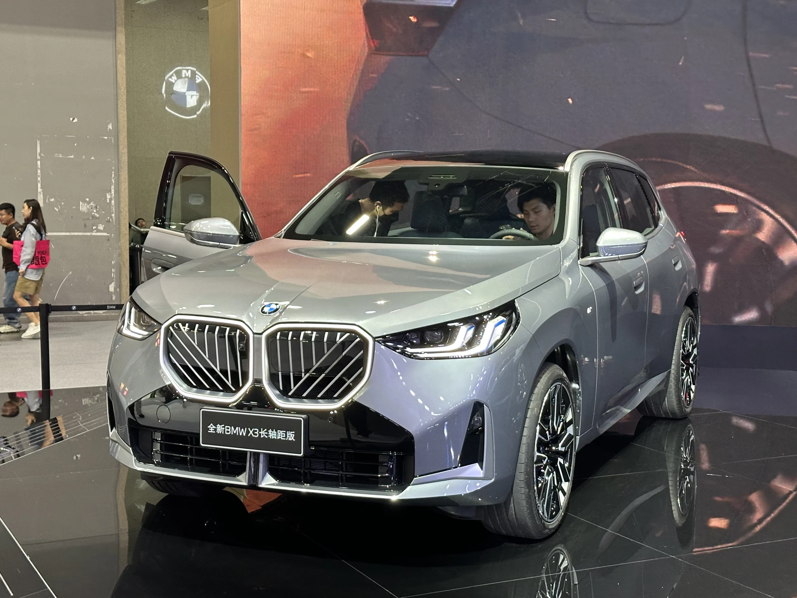 BMW iX3의 두 가지 트림